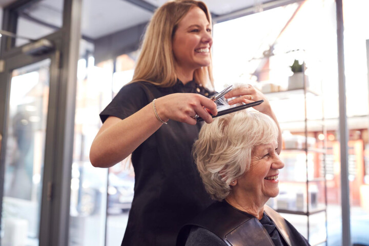 Vrouw zit bij de kapper